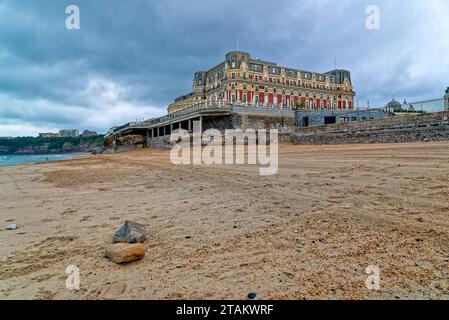 la plage de biarritz au Pays baskenland en ete apres la pluie avec quelqus Vacanciers et Surfers Stockfoto