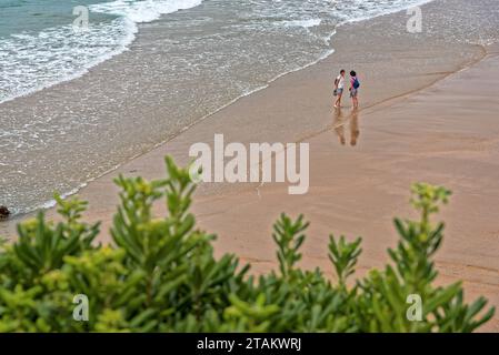 la plage de biarritz au Pays baskenland en ete apres la pluie avec quelques Vacanciers et Surfers Stockfoto