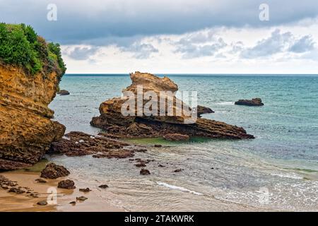 la plage de biarritz au Pays baskenland en ete apres la pluie avec quelqus Vacanciers et Surfers Stockfoto