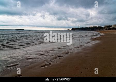 la plage de biarritz au Pays baskenland en ete apres la pluie avec quelqus Vacanciers et Surfers Stockfoto