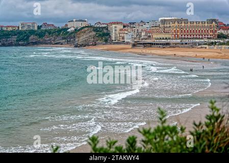 la plage de biarritz au Pays baskenland en ete apres la pluie avec quelques Vacanciers et Surfers Stockfoto