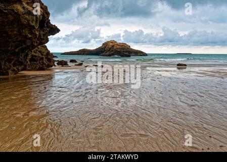 la plage de biarritz au Pays baskenland en ete apres la pluie avec quelqus Vacanciers et Surfers Stockfoto