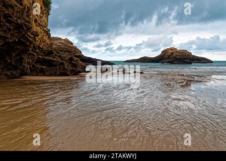 la plage de biarritz au Pays baskenland en ete apres la pluie avec quelqus Vacanciers et Surfers Stockfoto