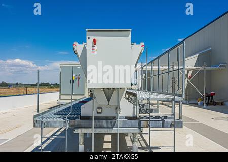Elektrische Schalttafel an einem adiabatischen Kondensator auf dem Dach eines CO2-Kühllagers (Industriekühlung). Stockfoto
