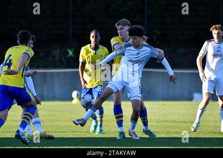 Swansea, Wales. 1. Dezember 2023. Filip Lissah aus Swansea City hält die Herausforderung von Jet Dyer aus Colchester United während des U21 Professional Development League-Spiels zwischen Swansea City und Colchester United an der Swansea City Academy in Swansea, Wales, Großbritannien am 1. Dezember 2023 ab. Quelle: Duncan Thomas/Majestic Media/Alamy Live News. Stockfoto