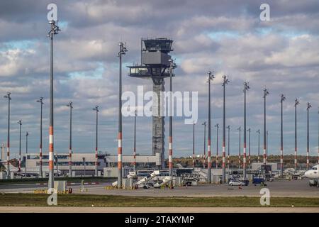 Turm, Rollfeld, Flughafen BER, Berlin-Brandenburg, Deutschland *** Turm, Taxiway, BER Airport, Berlin Brandenburg, Deutschland Credit: Imago/Alamy Live News Stockfoto