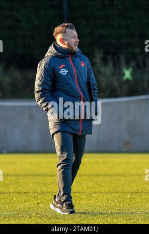 Swansea, Wales. 1. Dezember 2023. Paul Wavell Swansea City Head of Academy Goalkeeping in der Halbzeit während des U21 Professional Development League-Spiels zwischen Swansea City und Colchester United in der Swansea City Academy in Swansea, Wales, Großbritannien am 1. Dezember 2023. Quelle: Duncan Thomas/Majestic Media/Alamy Live News. Stockfoto