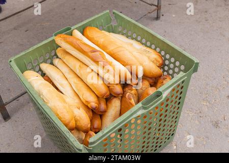 Bir Al Huffay, Sidi Bouzid, Tunesien. Frisches Brot zum Verkauf im Outdoor-Souk in Bir al Haffay. Stockfoto