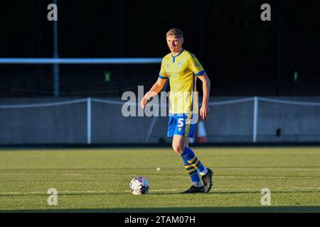 Swansea, Wales. 1. Dezember 2023. Ronny Nelson aus Colchester United am 1. Dezember 2023 in der Swansea City Academy in Swansea, Wales, Vereinigtes Königreich, spielte den Ball während des U21 Professional Development League-Spiels zwischen Swansea City und Colchester United. Quelle: Duncan Thomas/Majestic Media/Alamy Live News. Stockfoto