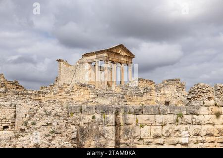 Dougga, Beja, Tunesien. Der Kapitoltempel in den römischen Ruinen von Dougga, Tunesien. Stockfoto