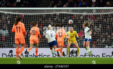 Der niederländische Torhüter Daphne van Domselaar sieht an, als der Engländer Georgia Stanway beim Gruppenspiel der UEFA Women's Nations League im Londoner Wembley Stadium das erste Tor des Spiels erzielte. Bilddatum: Freitag, 1. Dezember 2023. Stockfoto