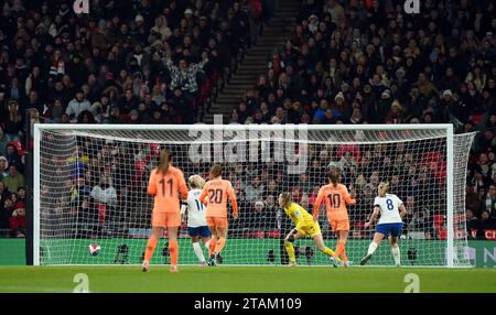 Der niederländische Torhüter Daphne van Domselaar sieht an, als der Engländer Georgia Stanway beim Gruppenspiel der UEFA Women's Nations League im Londoner Wembley Stadium das erste Tor des Spiels erzielte. Bilddatum: Freitag, 1. Dezember 2023. Stockfoto