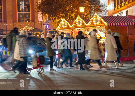 Polizeipatrouille in der Vorweihnachtszeit, Weihnachtsmarkt im Stadtzentrum von Essen, Kettwiger Straße, NRW, Deutschland, Stockfoto