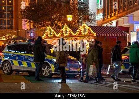 Polizeipatrouille in der Vorweihnachtszeit, Weihnachtsmarkt im Stadtzentrum von Essen, Kettwiger Straße, NRW, Deutschland, Stockfoto