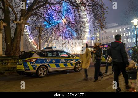 Polizeipatrouille in der Vorweihnachtszeit, Weihnachtsmarkt in der Essener Innenstadt, Polizeiauto am Riesenrad in der Kettwiger Straße, NRW, Keim Stockfoto