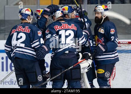 München, Deutschland. Dezember 2023. Eishockey: DEL, EHC Red Bull München - Pinguins Bremerhaven, Hauptrunde, Spieltag 23 im Olympischen Eissportzentrum. Die Münchner jubeln nach dem Spiel. Quelle: Sven Hoppe/dpa/Alamy Live News Stockfoto