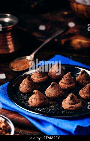 Hausgemachte Trüffel mit dunkler Schokolade auf Metall Fach Stockfoto
