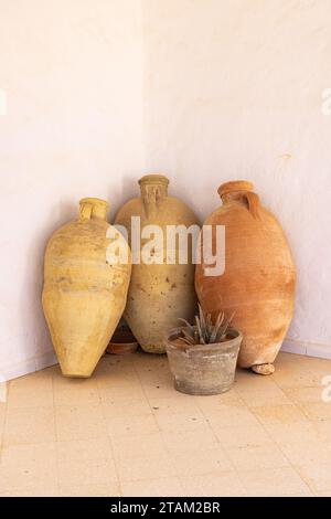 Djerba, Medenine, Tunesien. März 2023. Amphoren im Guellala Museum in Djerba. Stockfoto