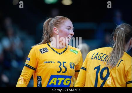 Göteborg, Schweden. Dezember 2023. Sofia Hvefelt aus Schweden während des Spiels der IHF Frauen-Handball-Weltmeisterschaft 2023 zwischen Schweden und China am 1. Dezember 2023. Quelle: PS Photo / Alamy Live News Stockfoto