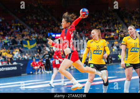 Göteborg, Schweden. Dezember 2023. Yuting Liu aus China während des Spiels der IHF Frauen-Handball-Weltmeisterschaft 2023 zwischen Schweden und China am 1. Dezember 2023. Quelle: PS Photo / Alamy Live News Stockfoto