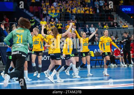 Göteborg, Schweden. Dezember 2023. Players of Sweden feiert nach dem Spiel der IHF Frauen-Handball-Weltmeisterschaft 2023 zwischen Schweden und China am 1. Dezember 2023. Quelle: PS Photo / Alamy Live News Stockfoto