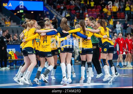 Göteborg, Schweden. Dezember 2023. Players of Sweden feiert nach dem Spiel der IHF Frauen-Handball-Weltmeisterschaft 2023 zwischen Schweden und China am 1. Dezember 2023. Quelle: PS Photo / Alamy Live News Stockfoto