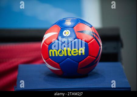 Göteborg, Schweden. Dezember 2023. Der offizielle Spielball während des Spiels der IHF Frauen-Handball-Weltmeisterschaft 2023 zwischen Schweden und China am 1. Dezember 2023. Quelle: PS Photo / Alamy Live News Stockfoto