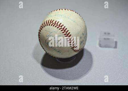 Ein 1965 erschienenes The Beatles Band Member autographierte Baseball aus Shea Stadium Concert, das während der Auktion der Geddy Lee Collection zu sehen ist Stockfoto