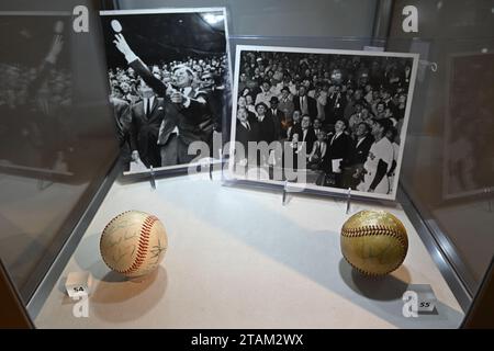 Ein „Präsident John F. Kennedy und Vizepräsident Lyndon B. Johnson signierten am 10. April 1961 zeremonielles First Pitch Baseball“ während „The G Stockfoto