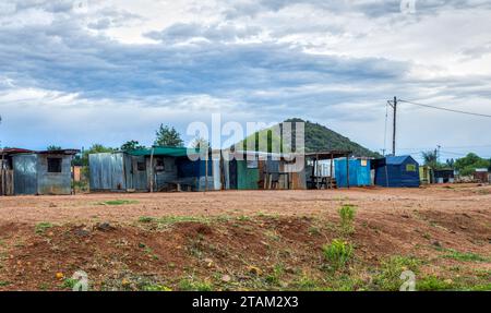 township informelle Siedlung, Sluttenstadt aus Wellblech, Graben davor Stockfoto