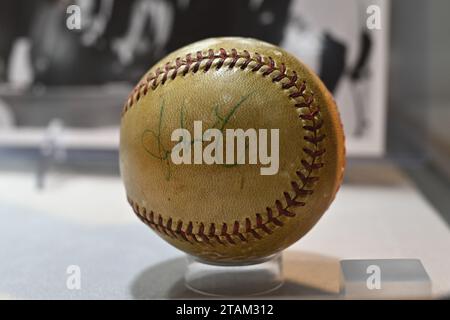 Ein „Präsident John F. Kennedy und Vizepräsident Lyndon B. Johnson signierten am 10. April 1961 zeremonielles First Pitch Baseball“ während „The G Stockfoto
