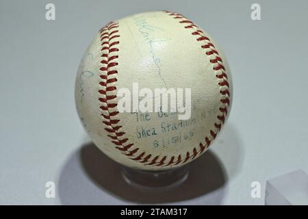 Ein 1965 erschienenes The Beatles Band Member autographierte Baseball aus Shea Stadium Concert, das während der Auktion der Geddy Lee Collection zu sehen ist Stockfoto