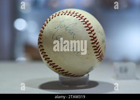 Ein 1965 erschienenes The Beatles Band Member autographierte Baseball aus Shea Stadium Concert, das während der Auktion der Geddy Lee Collection zu sehen ist Stockfoto