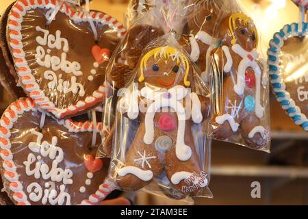 Weihnachtsmarkt Erfurt 01.12.2023, Erfurt, 173.Weihnachtsmarkt auf dem Domplatz, Lebkuchenherzen und Lebkuchenmaenner an einem Stand für Lebkuchen *** Weihnachtsmarkt Erfurt 01 12 2023, Erfurt, 173 Weihnachtsmarkt auf dem Domplatz, Lebkuchenherzen und Lebkuchenmänner an einem Stand für Lebkuchen Credit: Imago/Alamy Live News Stockfoto