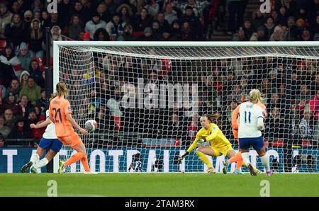 Die Engländerin Lauren Hanp erzielte das zweite Tor des Spiels gegen den niederländischen Torhüter Daphne van Domselaar während des Gruppenspiels der UEFA Women's Nations League im Wembley Stadium in London. Bilddatum: Freitag, 1. Dezember 2023. Stockfoto