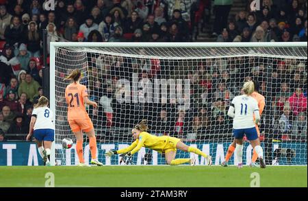 Die Engländerin Lauren Hanp erzielte das zweite Tor des Spiels gegen den niederländischen Torhüter Daphne van Domselaar während des Gruppenspiels der UEFA Women's Nations League im Wembley Stadium in London. Bilddatum: Freitag, 1. Dezember 2023. Stockfoto