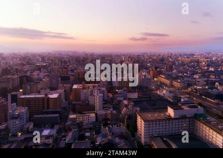 Endlose Skyline der Stadt Kyoto mit Blick auf den Sonnenaufgang über die Stadtblöcke. Stockfoto