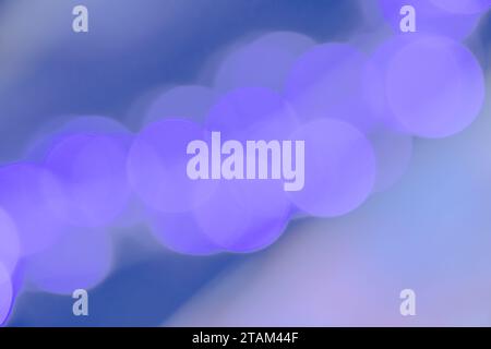 Abstrakte, verschwommene Pastelllila Bokeh-Lichtkreise, glühender, entspannender magischer Hintergrund Stockfoto