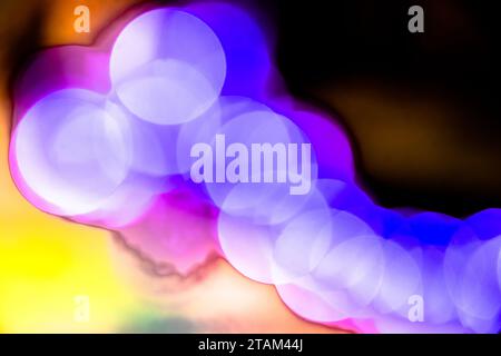 Abstrakte, verschwommene bunte Bokeh-Lichtkreise, glühender, entspannender magischer Hintergrund Stockfoto