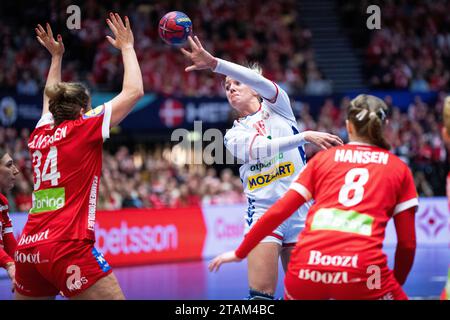 Die serbische Andela Janjusevic im Spiel mit der dänischen Anne Mette Hansen und Rikke Iversen während des WM-Spiels zwischen Dänemark und Serbien aus der Gruppe E während der IHF-Weltmeisterschaft im Handball der Frauen in der Vorrunde in der Jyske Bank Boxen in Herning am Freitag, 1. Dezember 2023. (Foto: Bo Amstrup/Ritzau Scanpix) Stockfoto