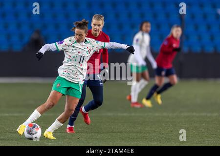 Oslo, Norwegen 1. Dezember 2023 Ada Hegerberg aus Norwegen und Olympique Lyonnais Feminin, die den Ball gegen Tatiana Pinto aus Portugal und Brighton Hove Albion während des Spiels der Nationalliga-Gruppe A2 zwischen Norwegen und Portugal Frauen im Ullevaal-Stadion in Oslo, Norwegen antreten. Nigel Waldron/Alamy Live News Stockfoto