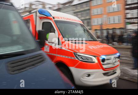 Rettungsdienst 30.11.2023, Erfurt, ein Rettungswagen der Feuerwehr faehrt mit Blaulicht durch die Innenstadt *** Rettungsdienst 30 11 2023, Erfurt, ein Feuerwehrwagen fährt durch die Innenstadt mit blinkenden blauen Lichtern Credit: Imago/Alamy Live News Stockfoto