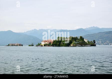 Isola Bella und Isola dei Pescatori, von der Uferpromenade in Stresa am Lago Maggiore, Italien. Stockfoto