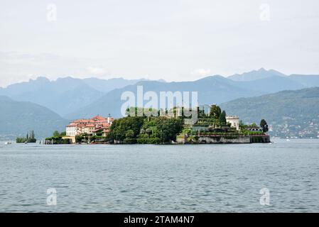 Isola Bella und der Palazzo Borromeo, von der Uferpromenade in Stresa am Lago Maggiore, Italien. Stockfoto