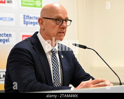 Tom Rowe (Nürnberg Ice Tigers, Trainer) gibt waehrend eines Powerbreak ...