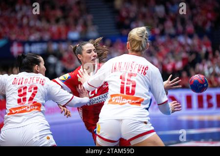 Die dänische Louise Vinter Burgaard gegen die serbische Andela Janjusevic und Jovana Milojevic während des WM-Spiels zwischen Dänemark und Serbien aus der Gruppe E während der IHF-Weltmeisterschaft im Handball der Frauen in der Vorrunde in der Jyske Bank Boxen in Herning am Freitag, 1. Dezember 2023. (Foto: Bo Amstrup/Ritzau Scanpix) Stockfoto