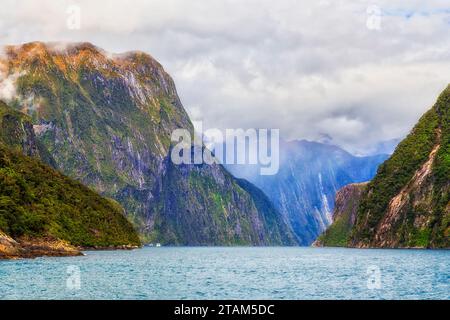 Malerischer Milford Sound Fjord an der neuseeländischen Pazifikküste, beliebtes Touristenziel. Stockfoto