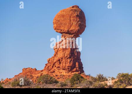 Balanced Rock im frühen Morgenlicht im Arches National Park in Utah. Stockfoto