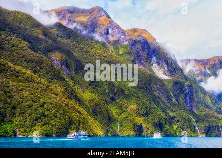 Touristen-Kreuzfahrtschiffe auf dem Milford Sound Fjord im Fiordland der Südinsel Neuseelands. Stockfoto