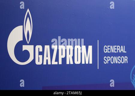 Sankt Petersburg, Russland. Dezember 2023. Ansicht eines Logos von Gazprom bei einer Pressekonferenz der North Palmyra Trophies - International Team Exhibition Tennis Tournament in der KSK Arena. (Foto: Maksim Konstantinov/SOPA Images/SIPA USA) Credit: SIPA USA/Alamy Live News Stockfoto